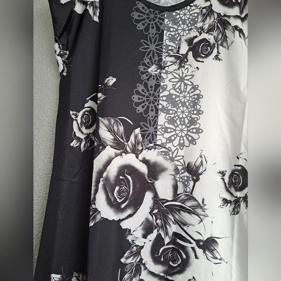 Slip Dress With A Floral Pattern - Picture 2 of 5